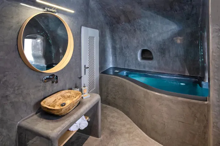 Deluxe Suite indoor jacuzzi