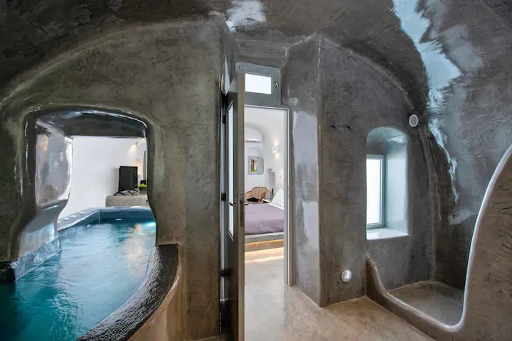 Deluxe Suite cave pool