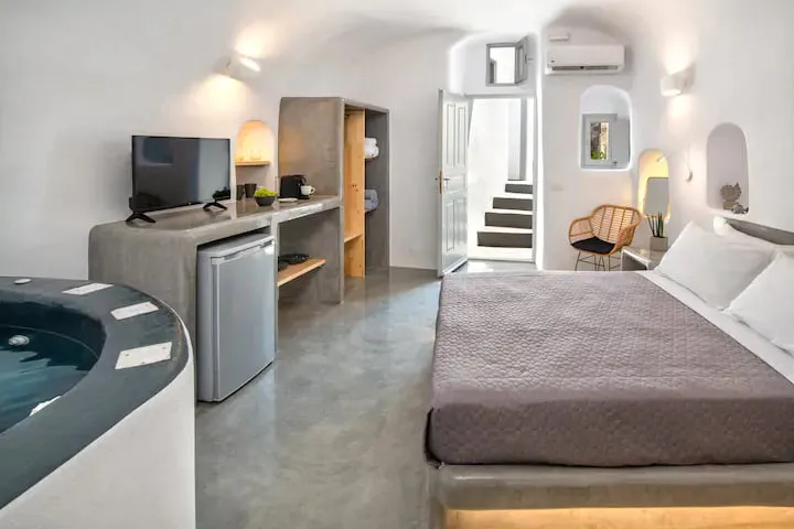 Deluxe Suite bedroom with jacuzzi